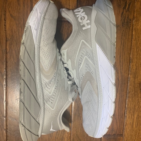 Hoka One One Shoes - Women’s Hoka Arahi 5 size 9.5 grey and white running shoes